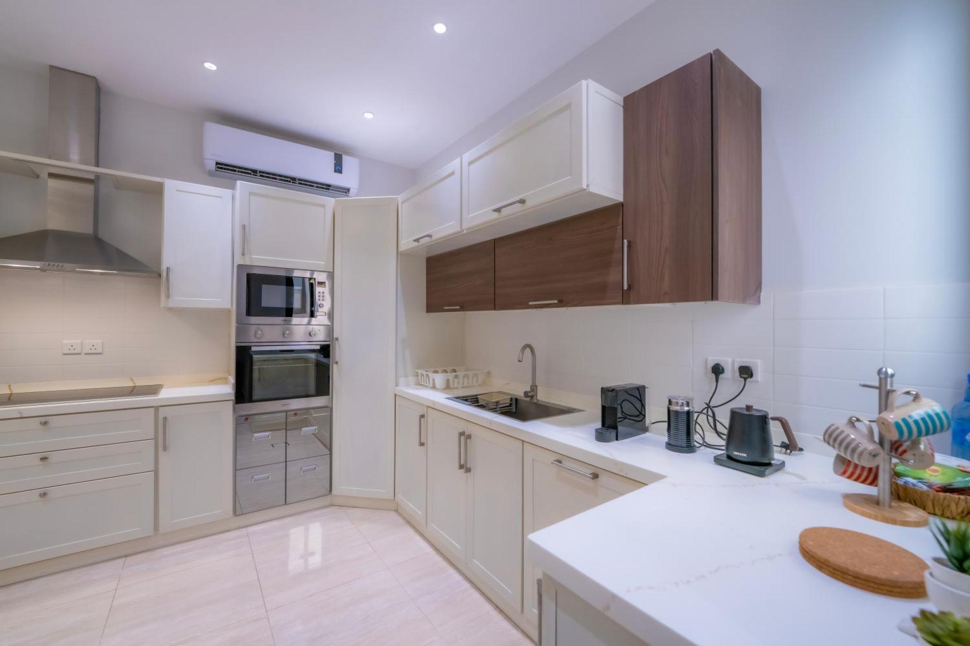 Luxurious Three-bedroom Apartment: North Retreat