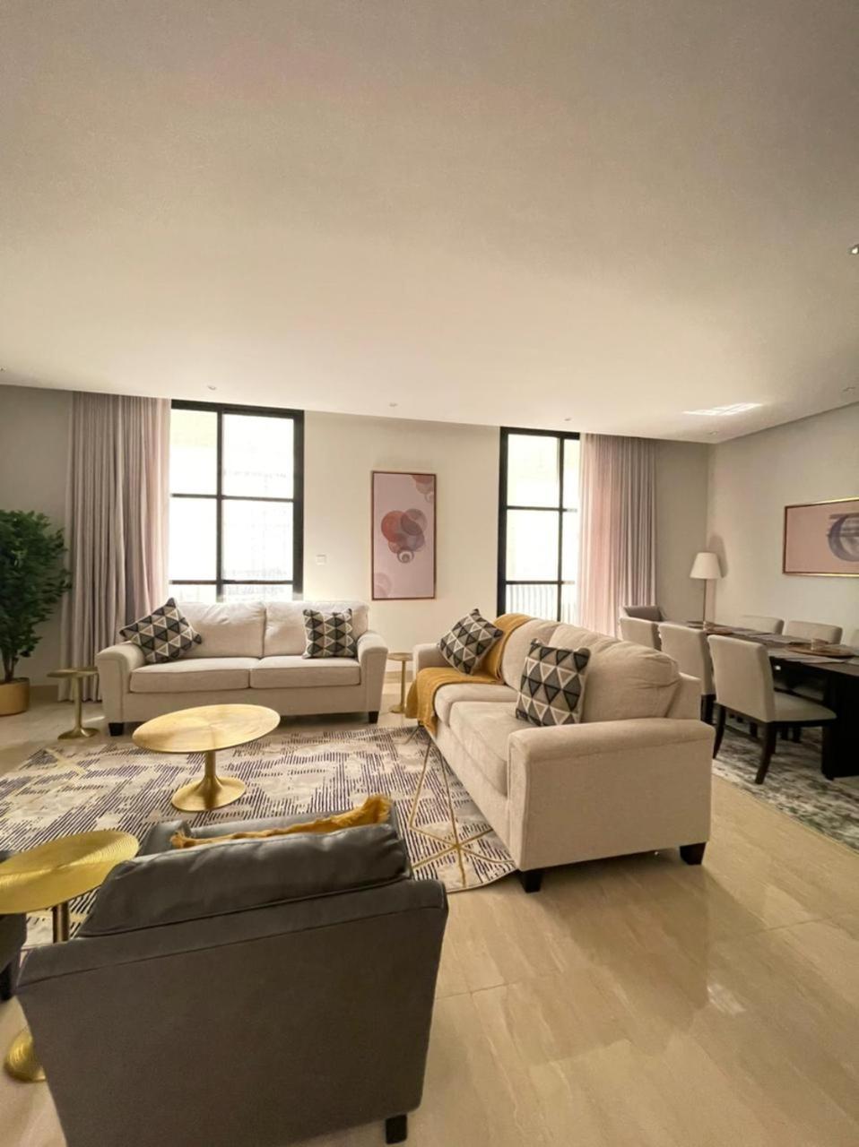 Luxurious Three-bedroom Apartment: North Retreat Apartment