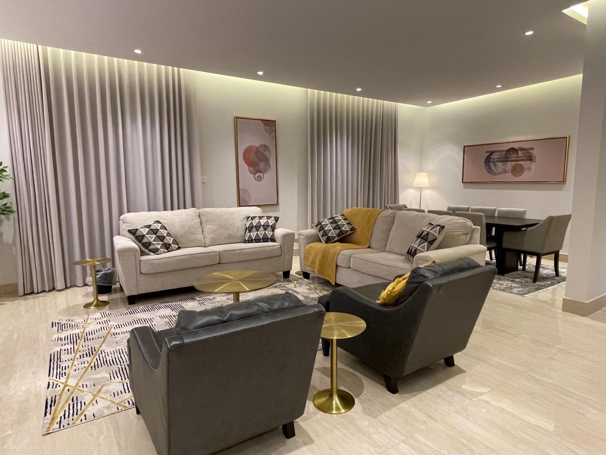 Luxurious Three-bedroom Apartment: North Retreat